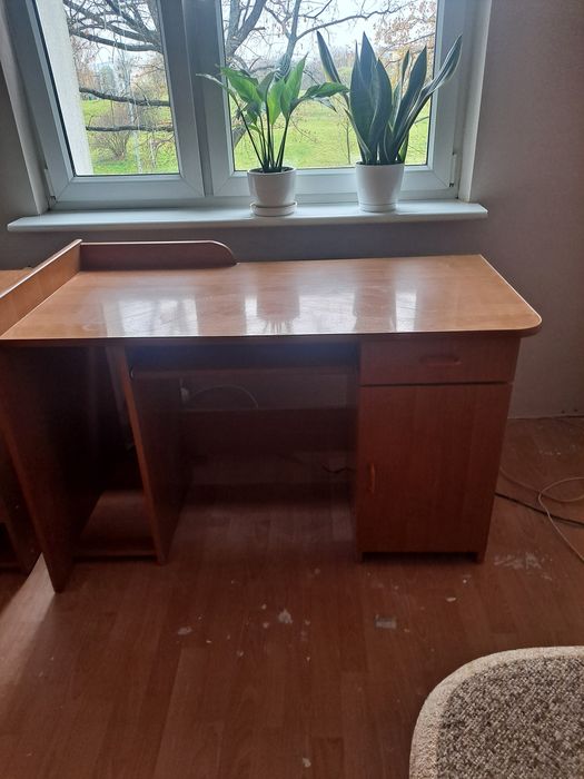 Biurko w kolorze jasny orzech+ wersalka