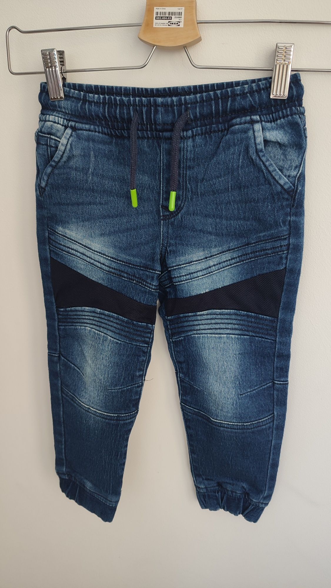 Spodnie jeansowe typu joggersy dla chłopca rozm 104 wiosna wyprawka