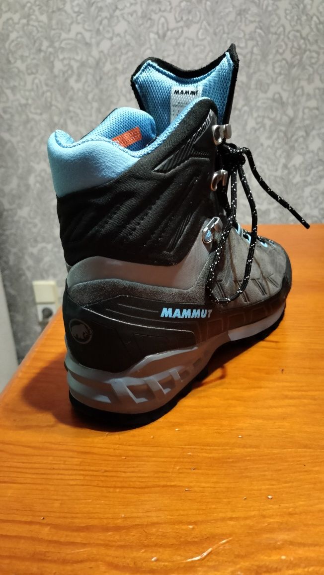 Продам зимние ботинки Mammut