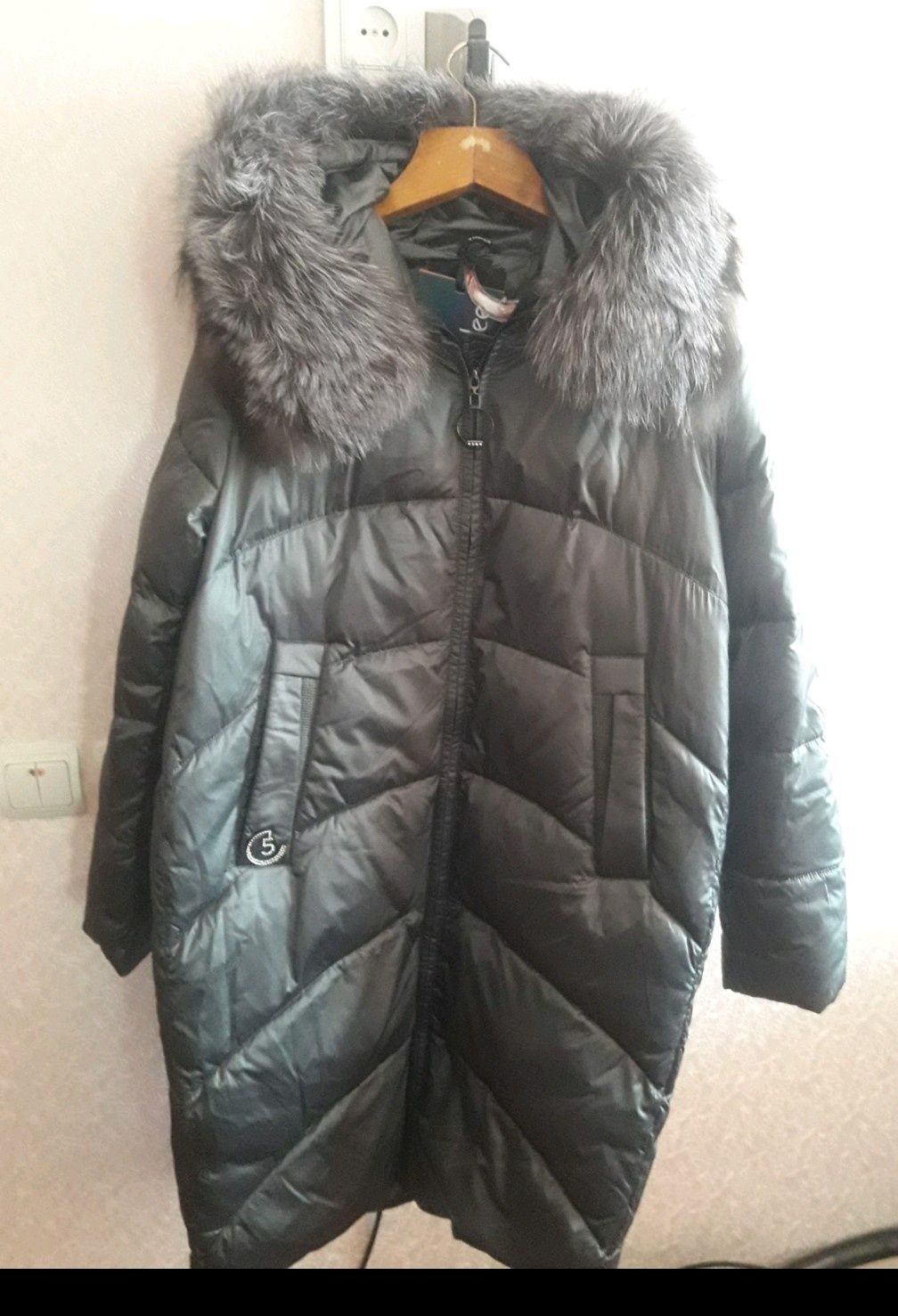 Нове зимове пальто з чорнобуркою