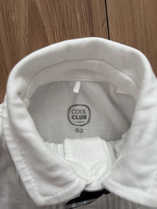 Białe body z muszką, granayowe spodnie, rozmiar 62