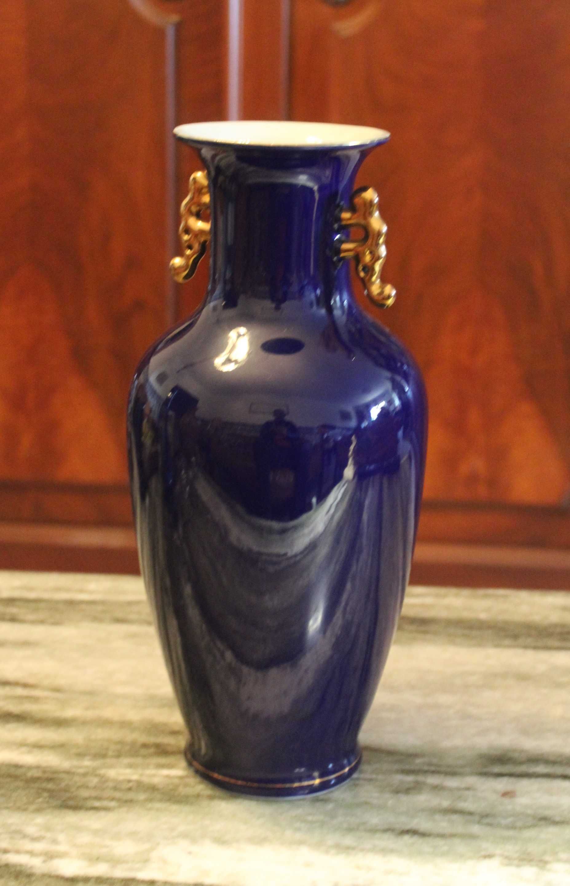 Vaso com  motivo de pavão asiático azul-cobalto e dourado com alças.