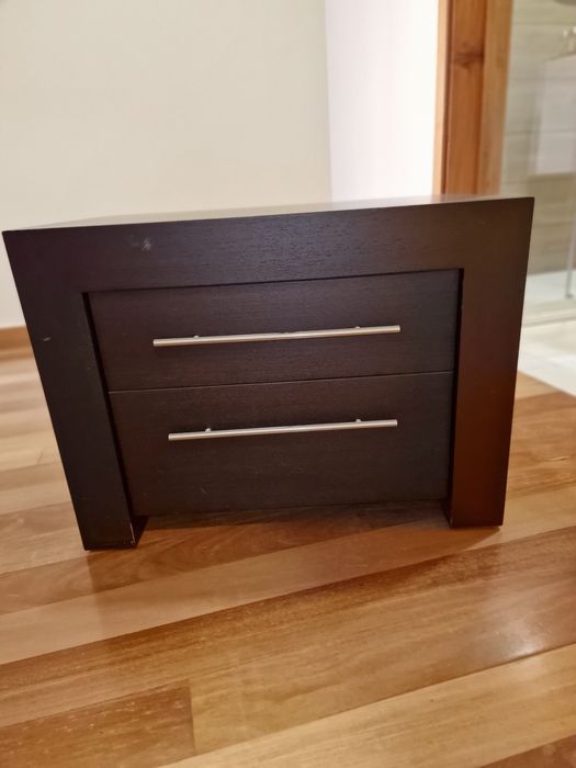 Cama e duas mesinhas de cabeceira em wengué