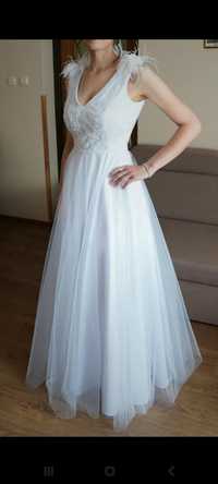 Biała suknia ślubna dla wysokiej osoby