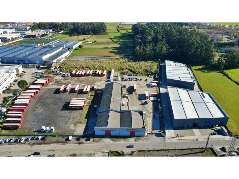 Armazém com enorme terreno na Póvoa de Varzim