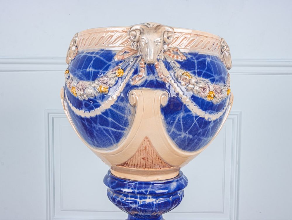 Антикварна ваза-кашпо на п’єдесталі