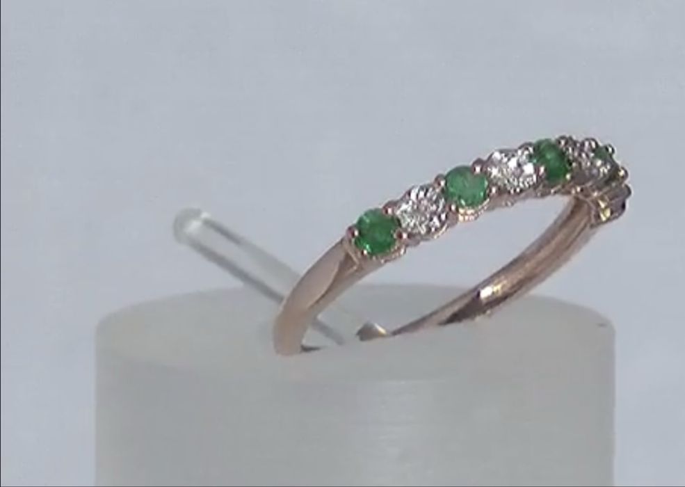 Превосходное золотое кольцо с бриллиантами и изумрудами