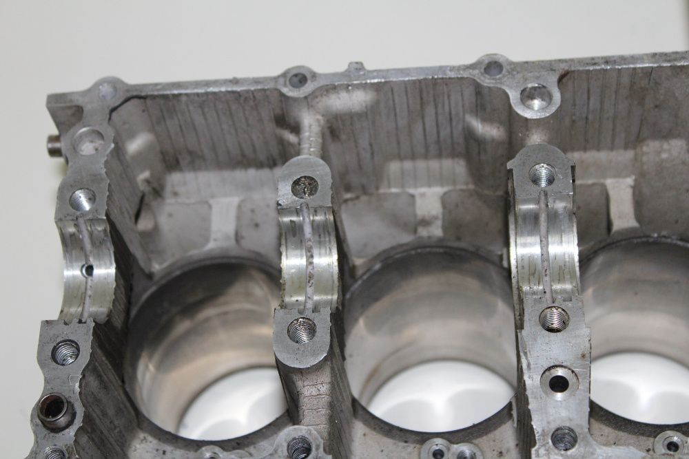 SUZUKI GSXR 1000 K1 K2 karter cylinder cylindry 3