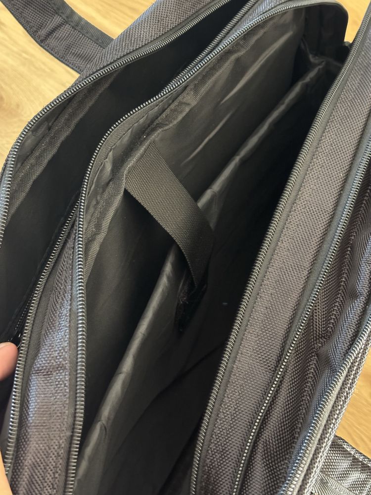 Minimalistyczna i pakowna torba na laptopa 17 cali