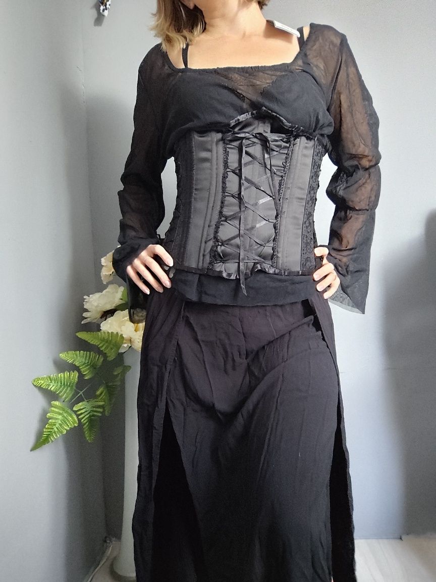 Sprzedam bardzo elegancki, gustowny czarny gorset, idealny dla osób sz