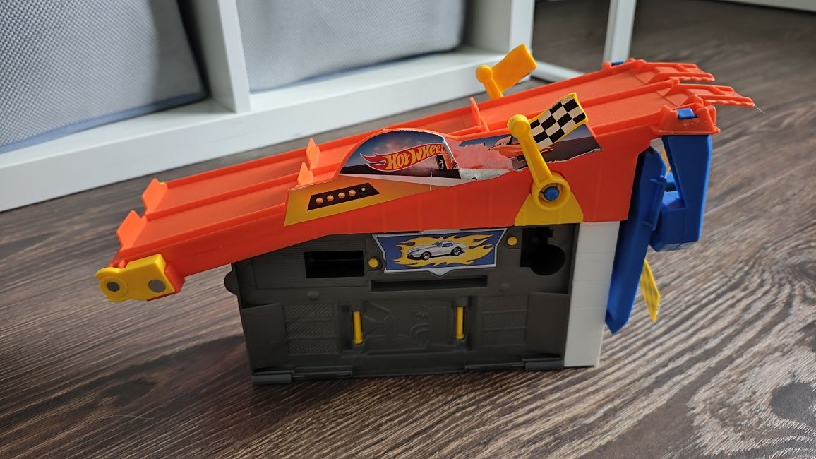 Hot wheels tor wyścigowy z garażem