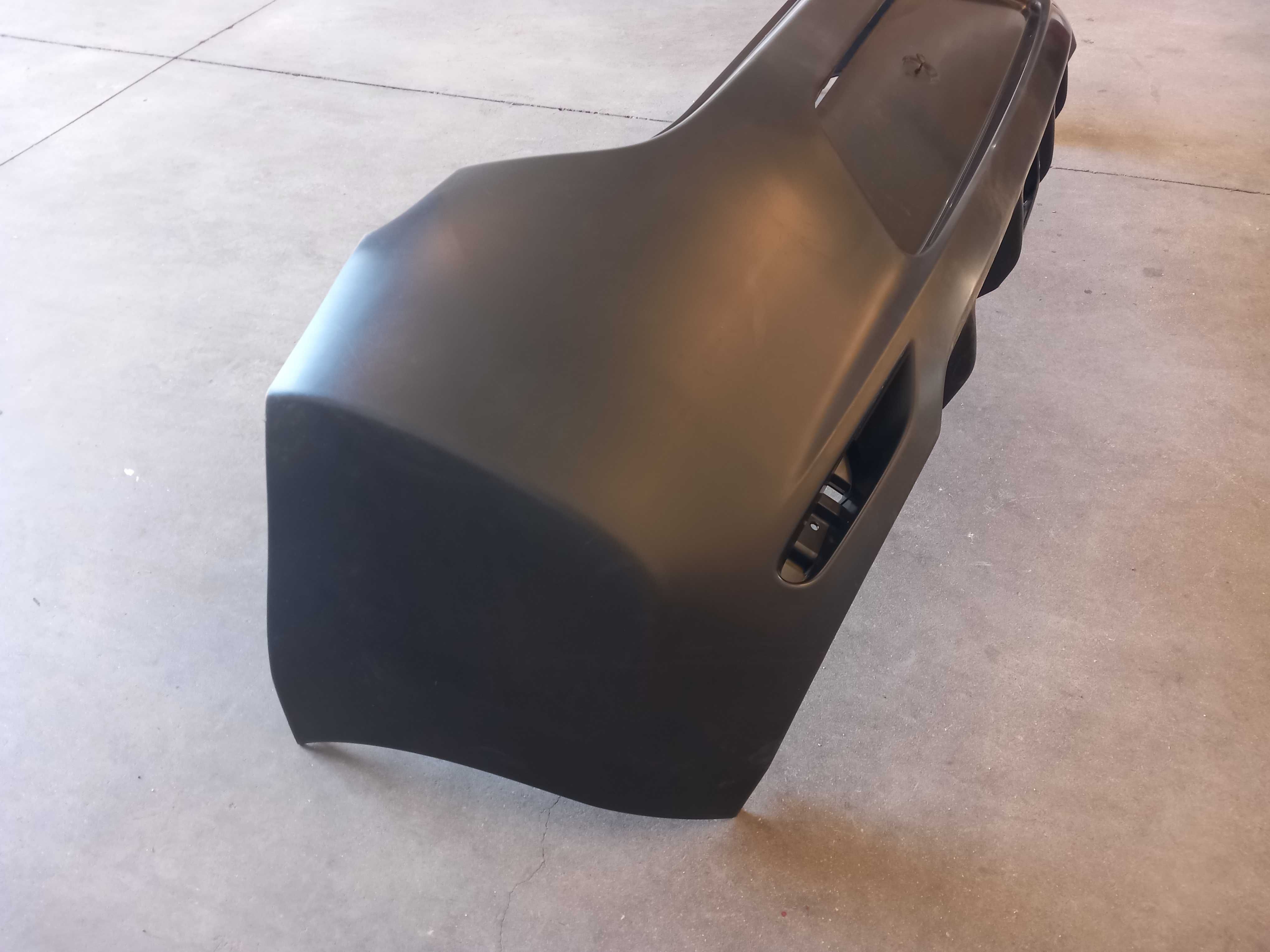 Para-choques traseiro de origem de um nissan leaf