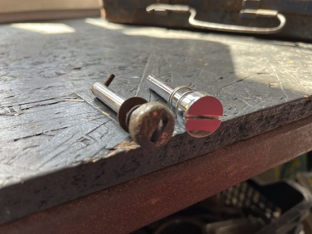 Jawa 175/250 Kiwaczka sruby boczkow narzedziowki oryg