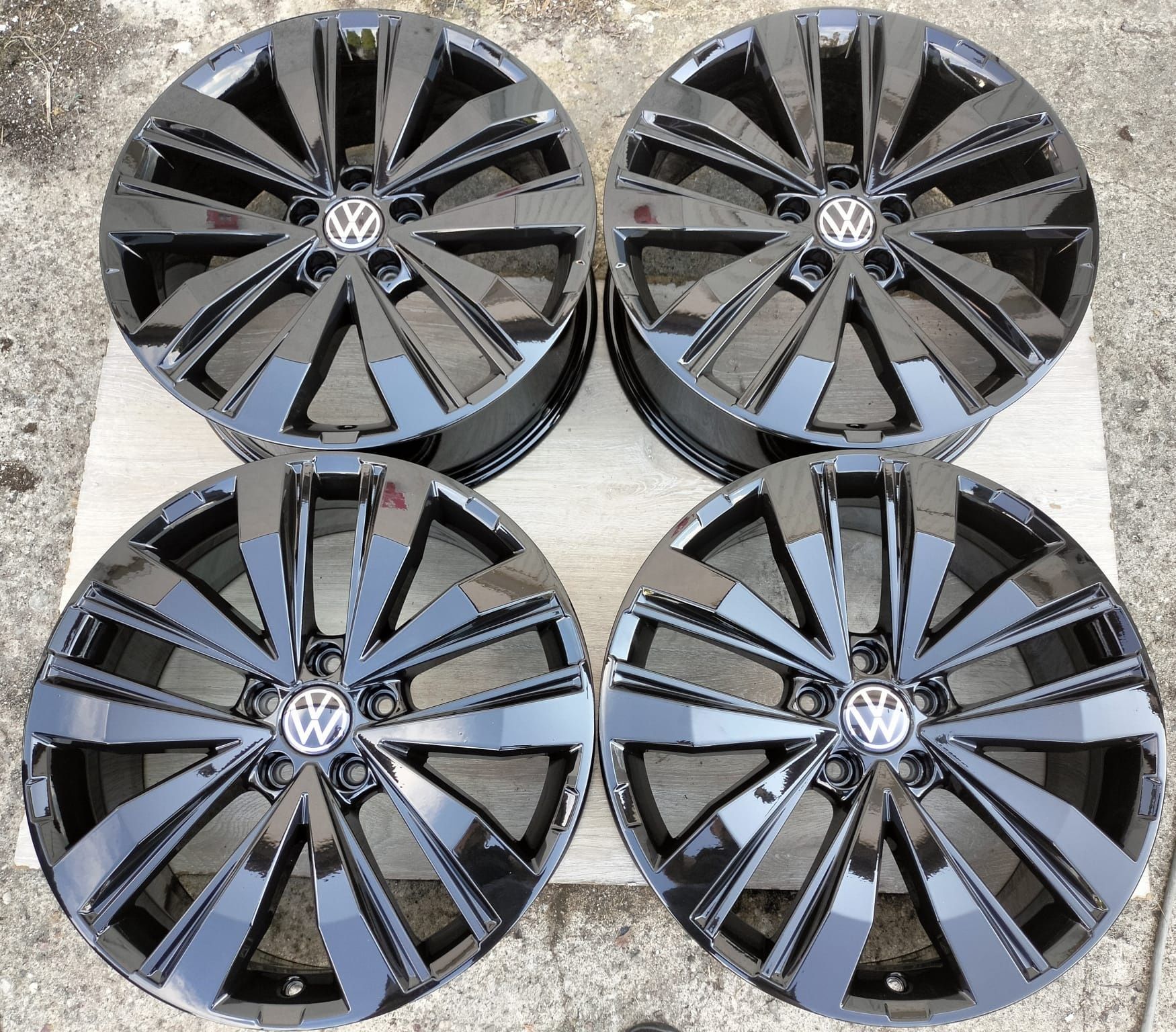 Felgi aluminiowe VW T5 T6 T7 Multivan Caravelle 8x20 ET43 5x120