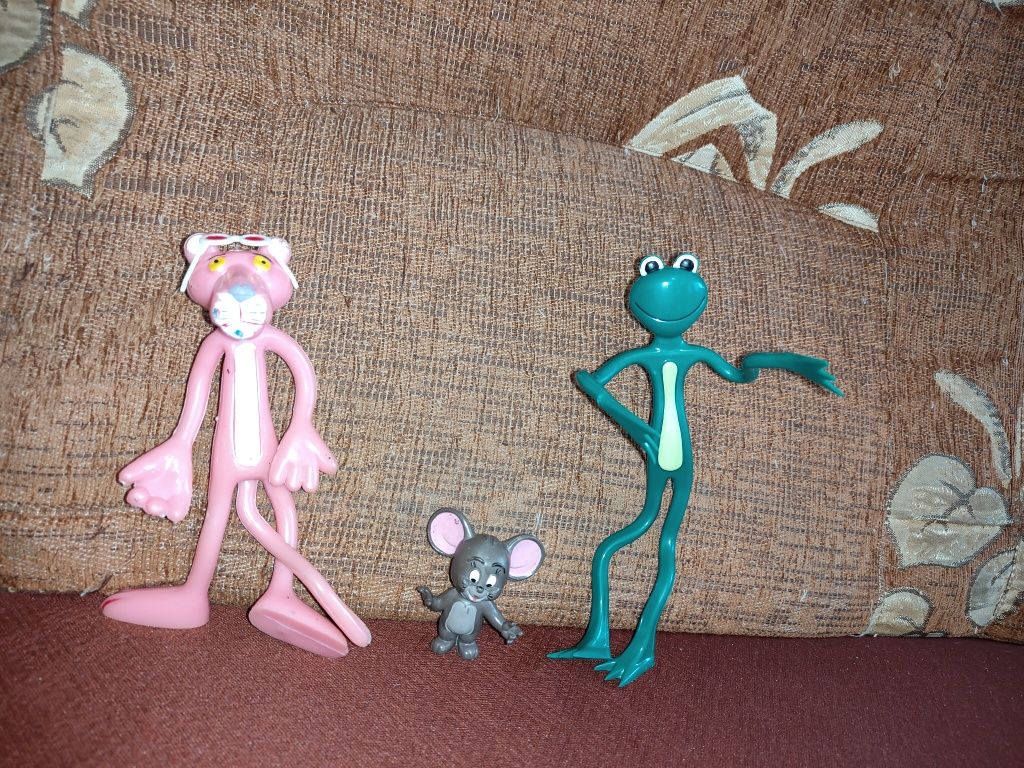 Figurki gumowe różowa pantera, żaba i myszka z bajek dla dzieci.