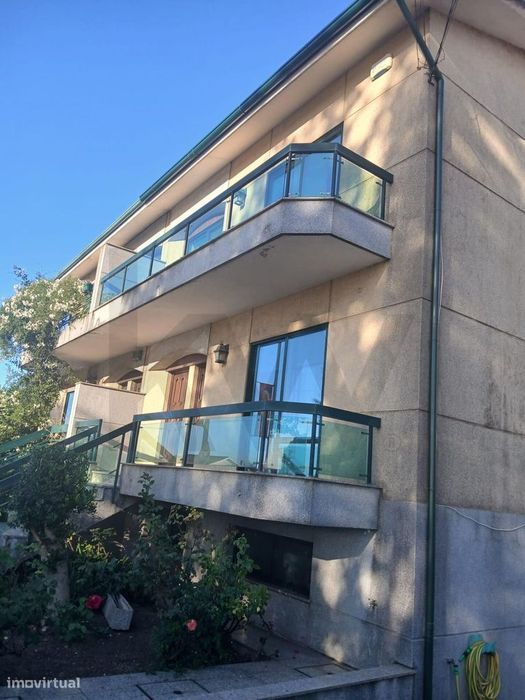 Moradia T4 em zona privilegiada de transportes em Matosinhos