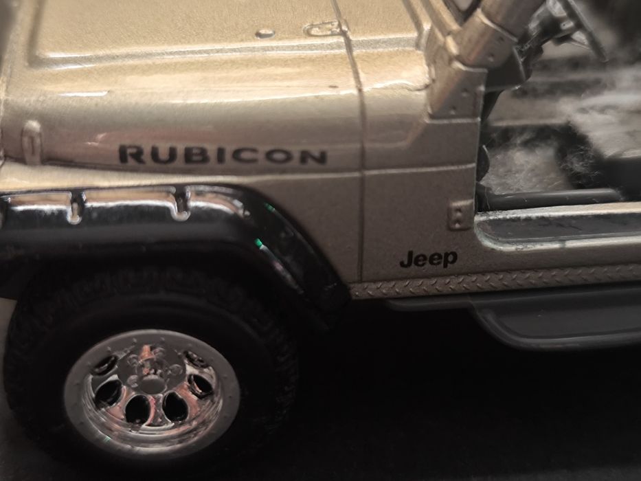 Miniatura de Jeep Rubicon em tom prateado.