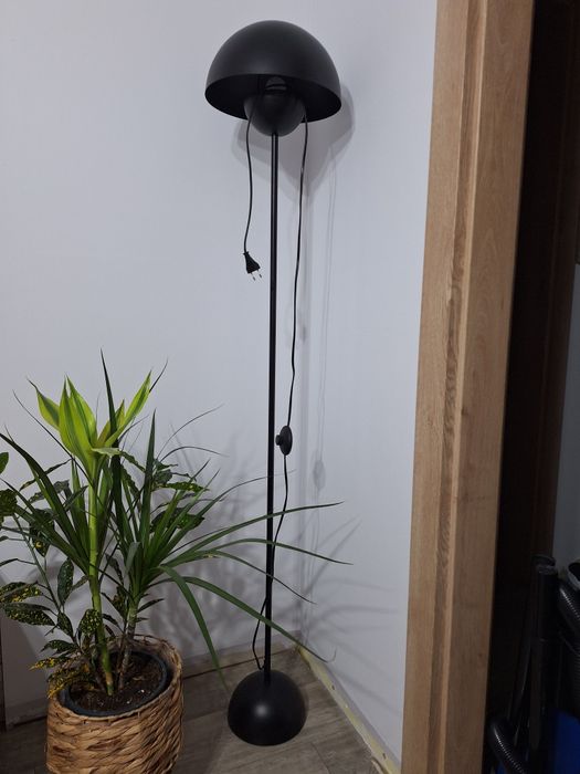 Lampa czarna stojąca