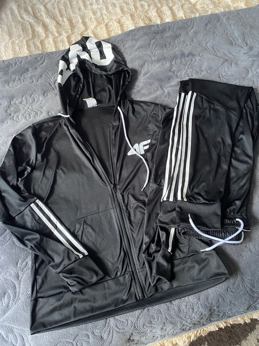 Спортивний жіночий костюм