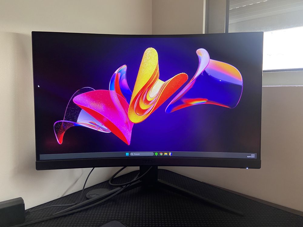 Monitor curvo Gaming MSI G24C4 E2 180hz