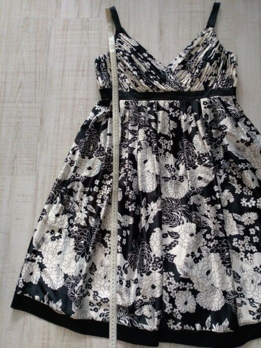 Sukienka elegancka w kwiaty satyna czerń biel XL 44/46