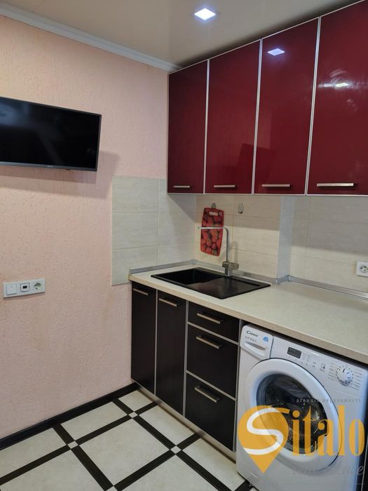 Продам двокімнатну з ремонтом та меблями, космос (020)