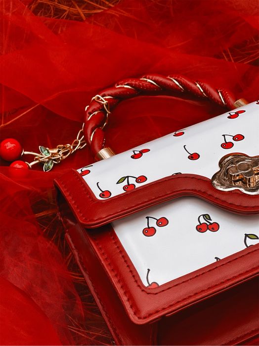 Клатч із вишнями