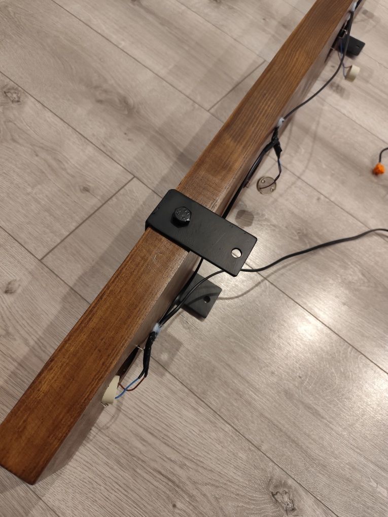 Drewniana lampa wisząca belka