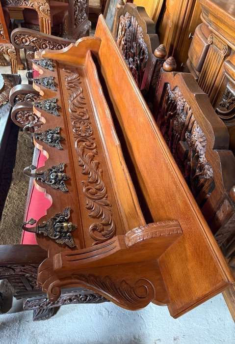 Stylowy przepiękny drewniany wieszak dl.138cm.