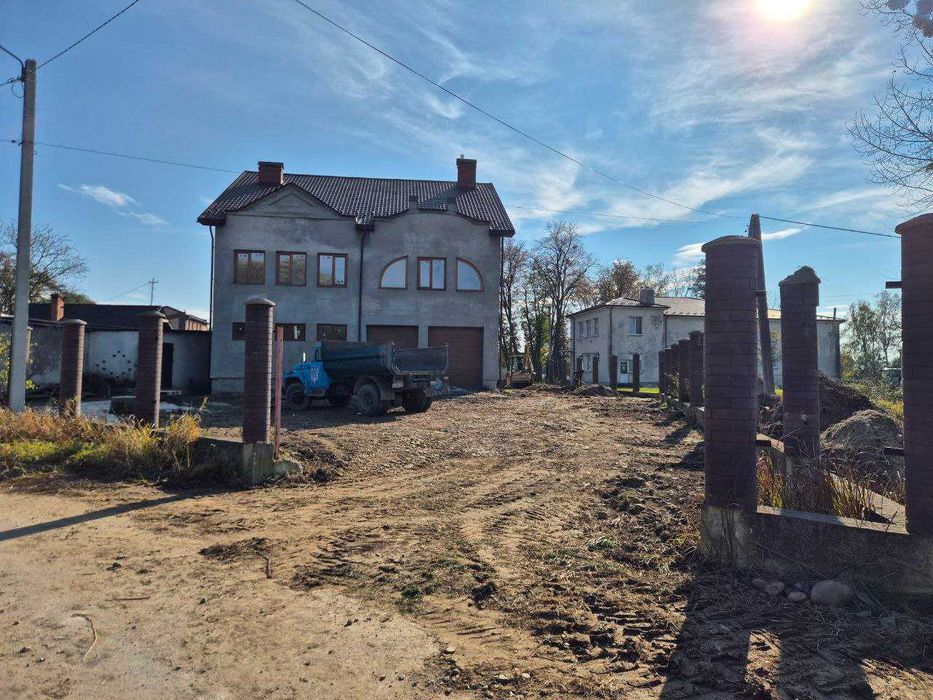 Продаж будинка з басейном