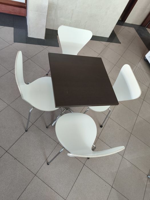 Conjunto mesa e 4 cadeiras