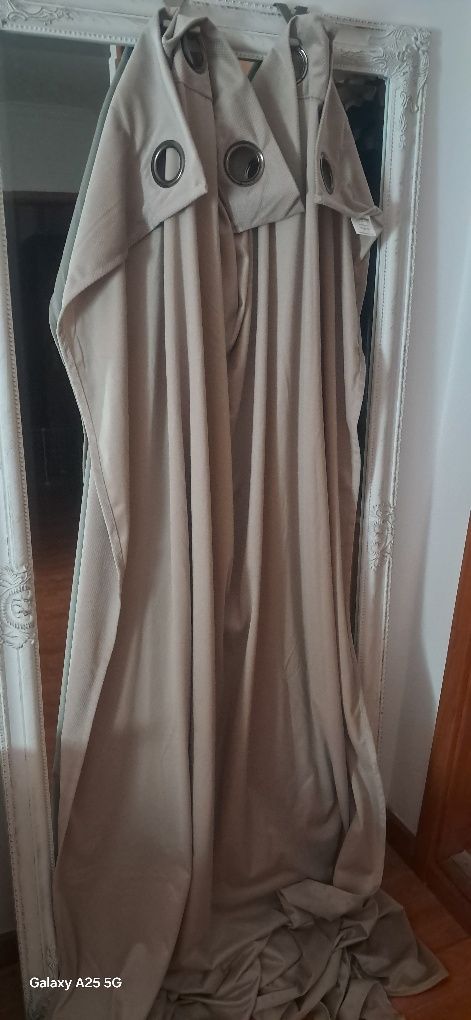 Duas cortinas semi opacas como novas