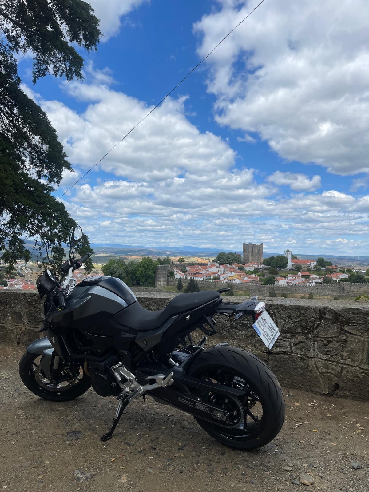 - Mota BMW—F900R