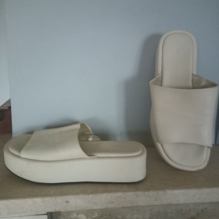 Klapki na grubej platformnie