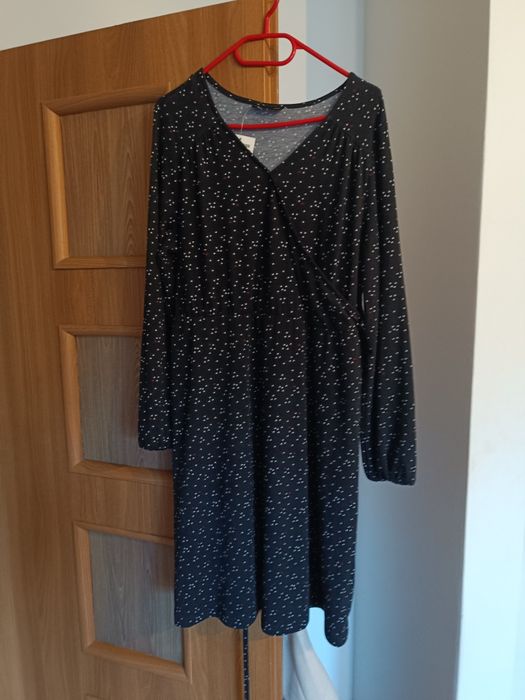 Czarna sukienka w kropki