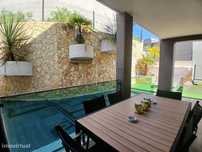 Moradia geminada T4, arquitetura contemporânea com garagem e piscin...