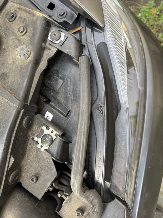 Reflektory Lampy Bmw e90/e91 ,Biale ringi ,100% sprawne .