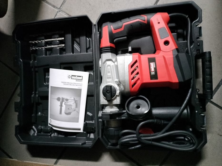 Martelo e berbequim novo