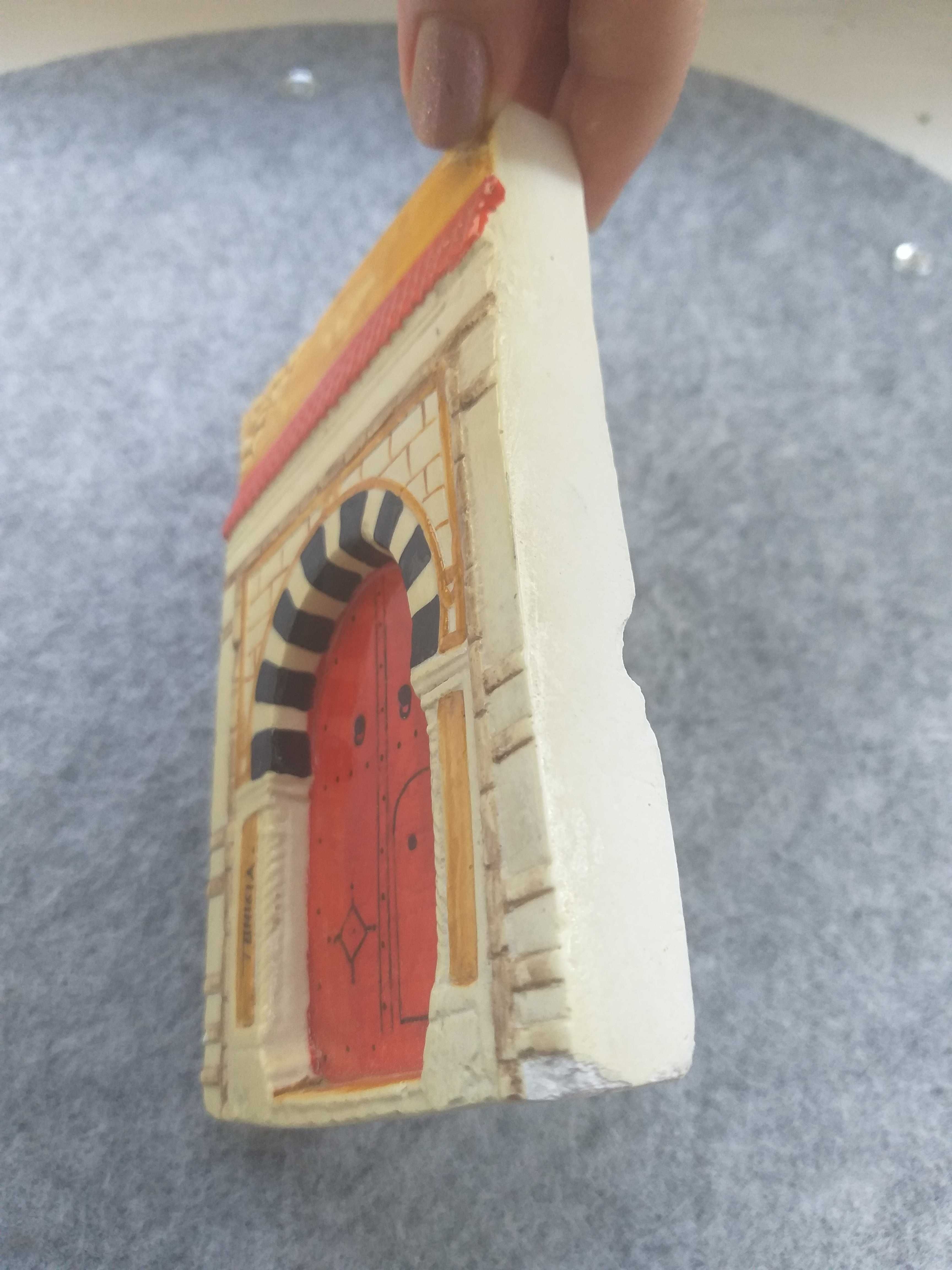 Wapienno-Ceramiczna ozdoba z Tunezji na ścianę 8 × 12,5 × 1,5 cm