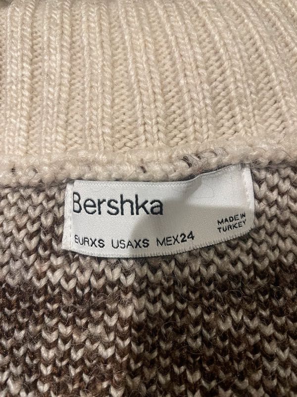 Sweter krótki bershka brązowy logowany monogram s xs beżowy