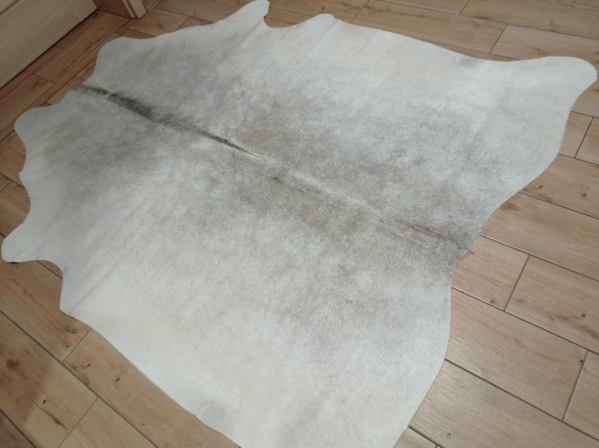 Dywan SKÓRA BYDLĘCA jasnoszaro-beżowa Krowa naturalna UNIKAT