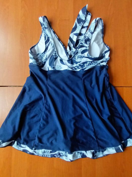 Жіночий суцільний купальник в розмірі 2 xl.