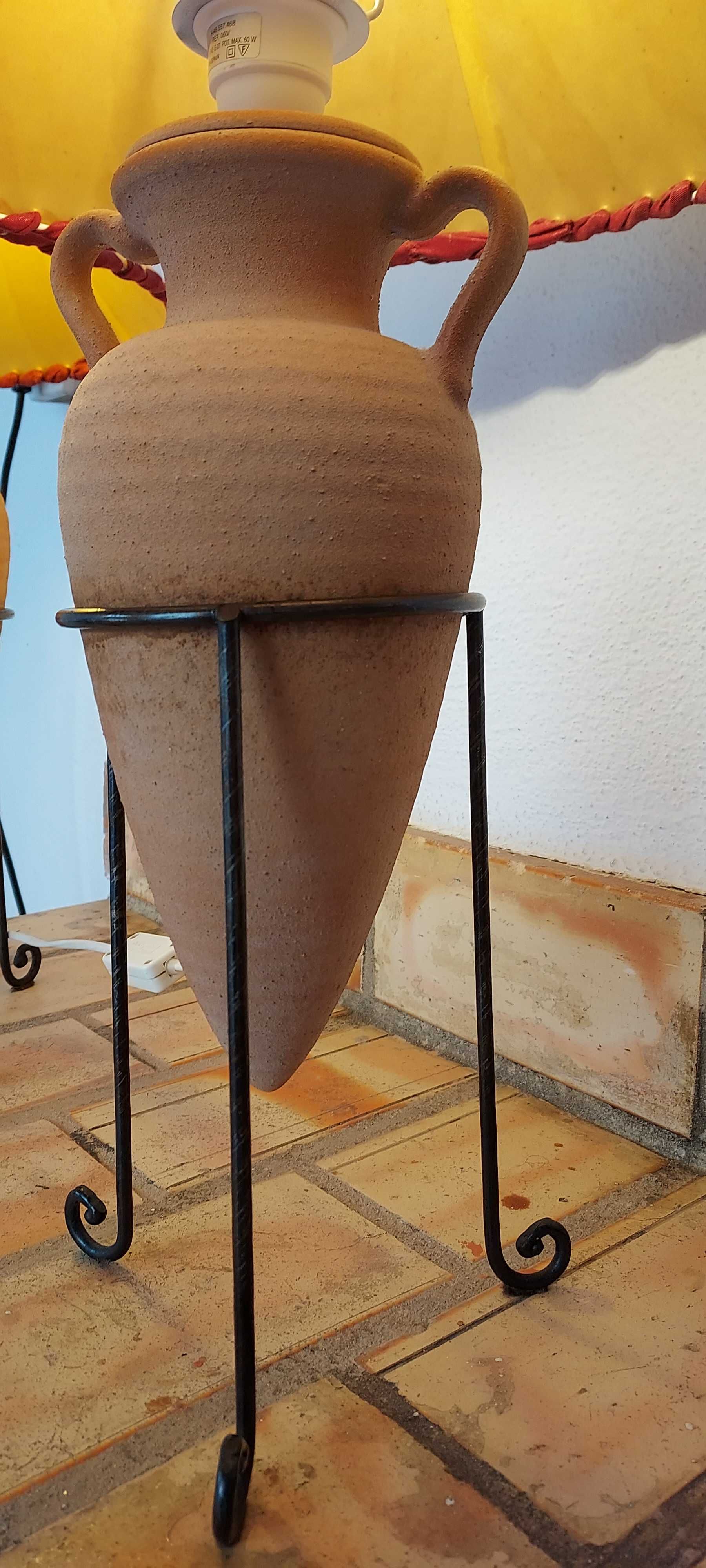 Par de candeeiros de mesa ânfora, com pé metálico preto