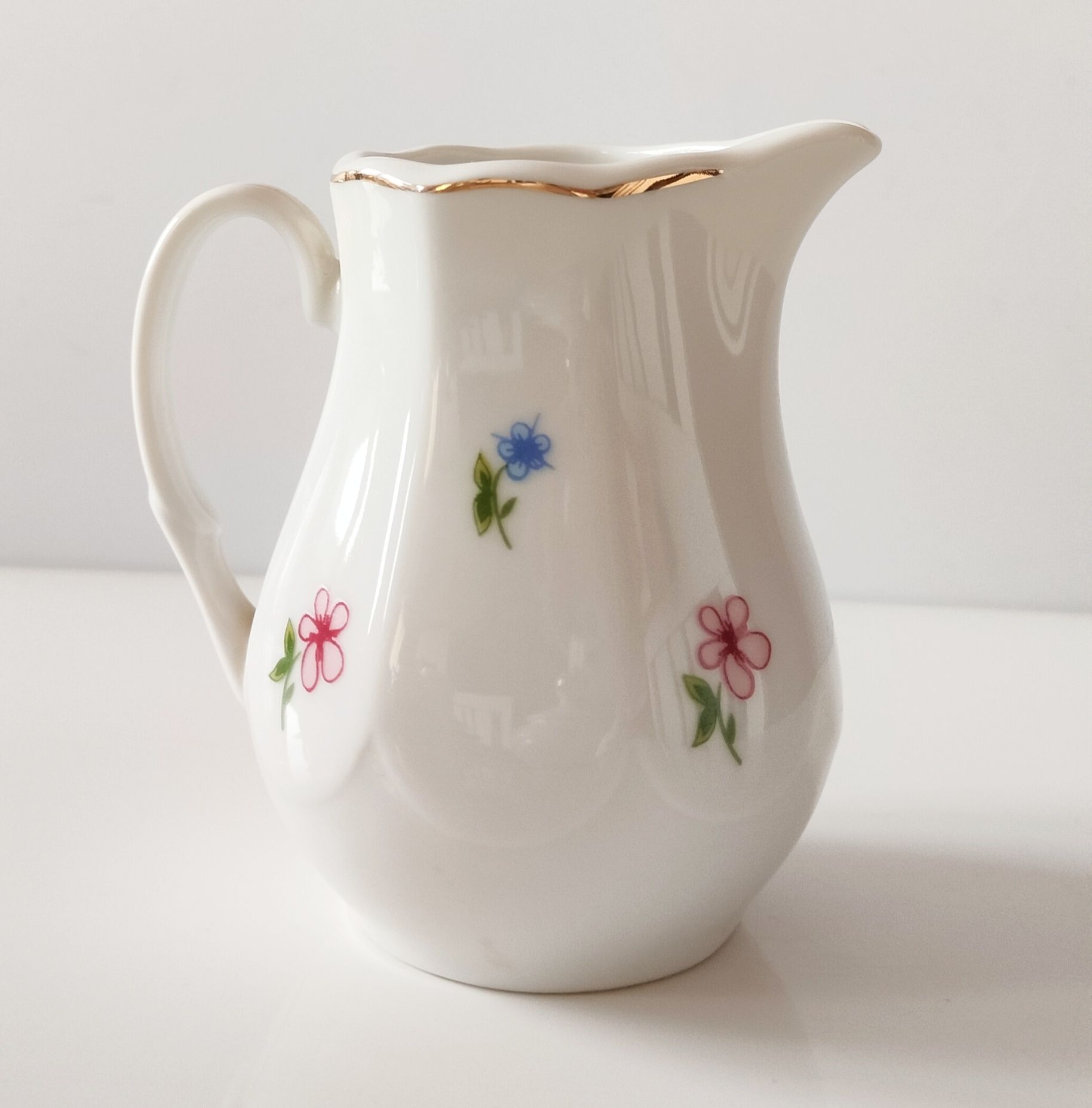 Lubiana porcelana mlecznik dzbanuszek