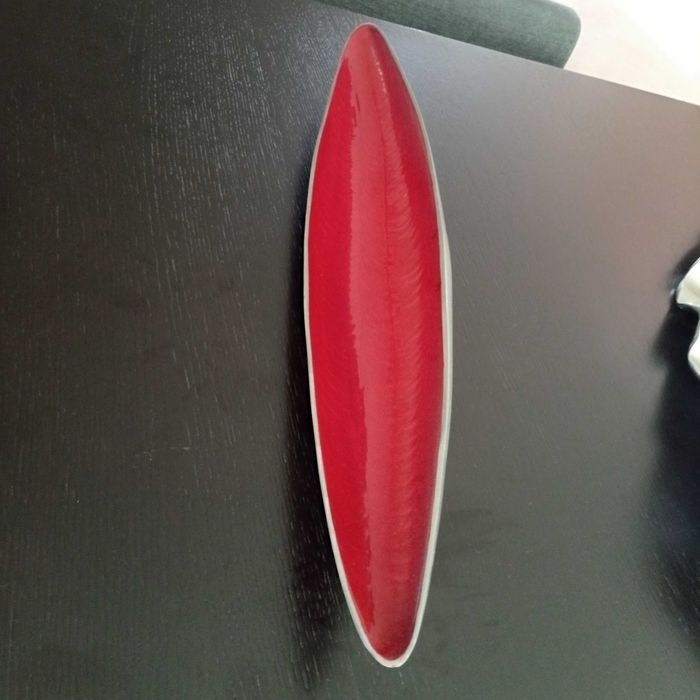 Peça decorativa prateada e vermelho com 65 cm de comprimento