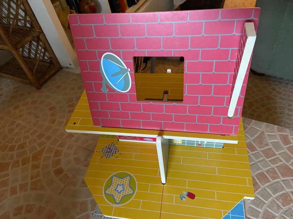 Casa bonecas em madeira