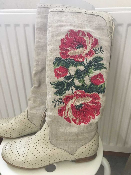 Чоботи жіночі з українським орнаментом.