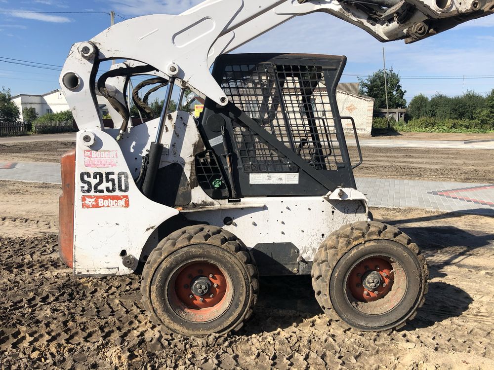 Bobcat s250 бобкет jcb. Міні навантажувач