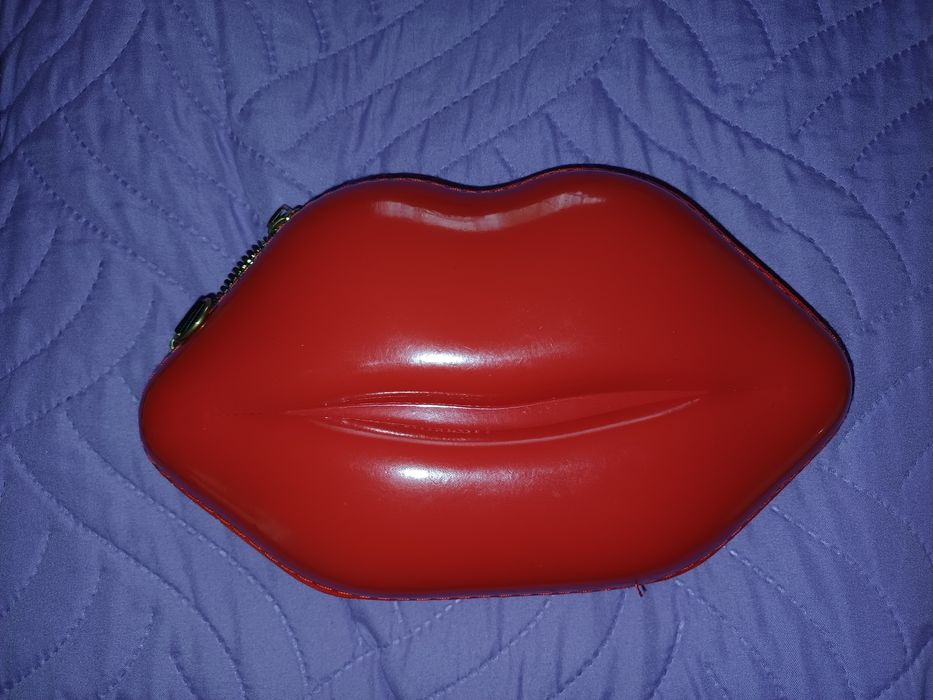 Clutch vermelha em forma de lábios