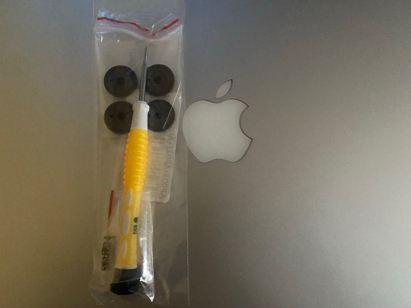 Apple MacBook Retina A1425 A1398 A1502 komplet śrubek gumki śrubokręt